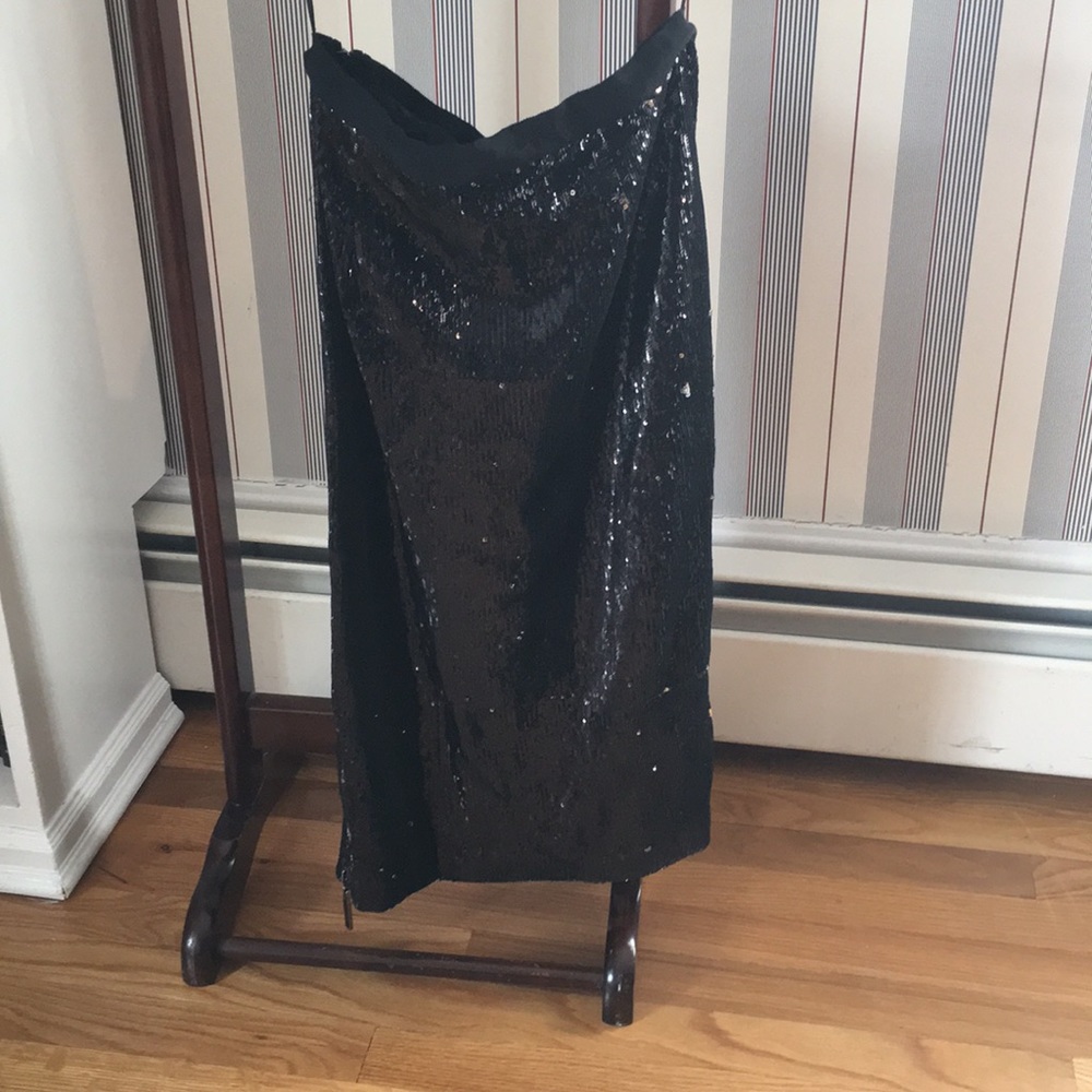 Sequence evening skirt with side exposed zipper